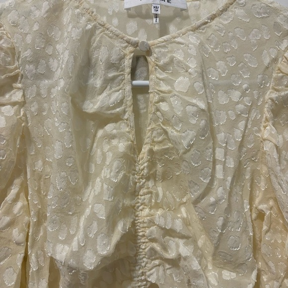 FRAME Shirred Keyhole Puff-Shoulder Top - Picture 6 of 13